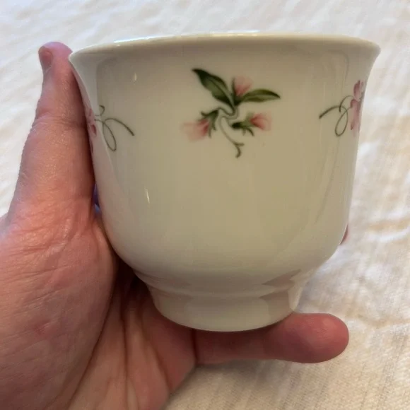 Vintage Homer Laughlin teacup, saucer, and creamer set, Pink Violets pattern - Picture 9 of 12